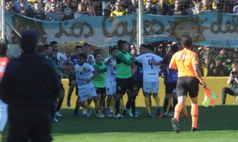El clásico bahiense estuvo caliente y terminó con un empate justo