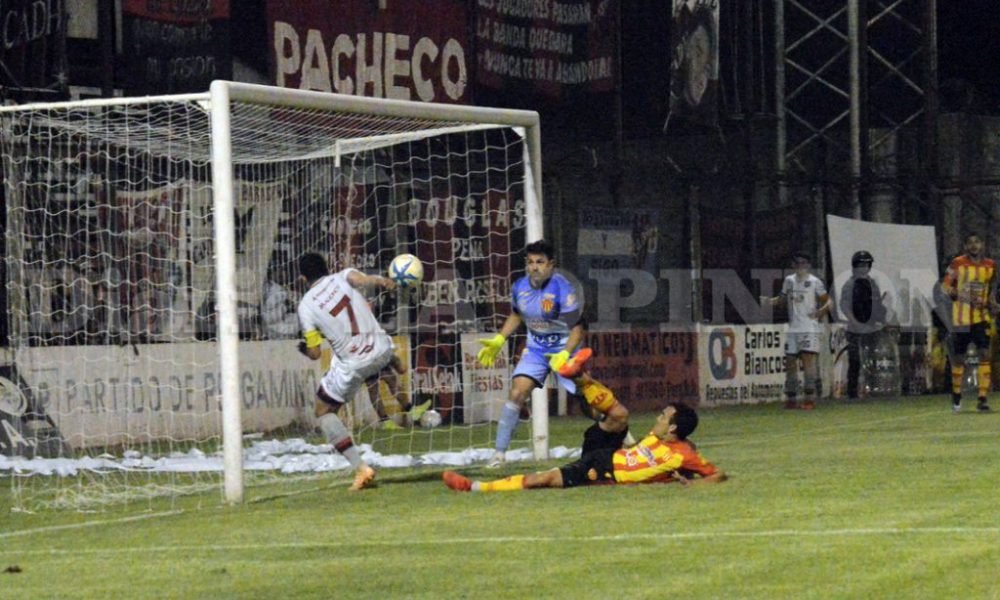 Douglas le sacó el invicto a Sarmiento y trepó en la tabla