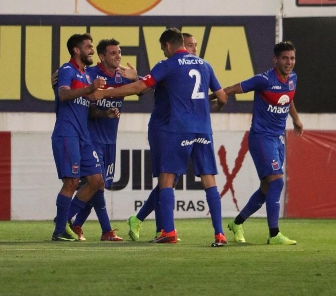 Con Hat-Trick de Emanuel Dening, Tigre goleó a Chacarita