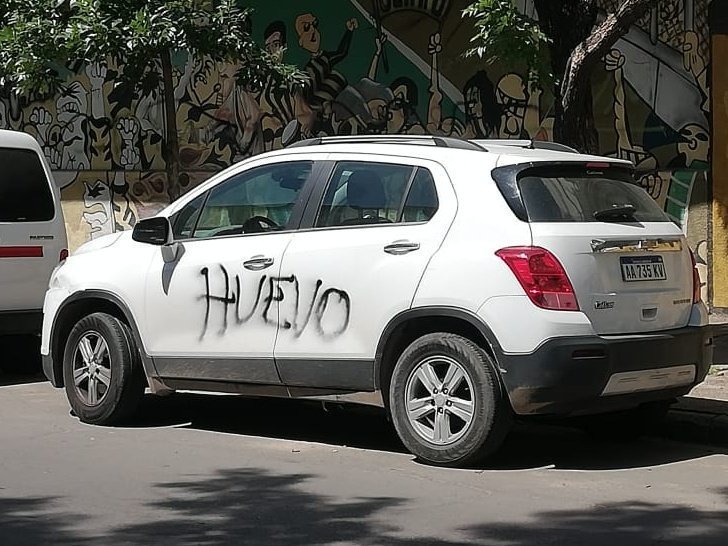 Pintaron con aerosol autos de la gente de Olimpo, ¿Fueron los barras?