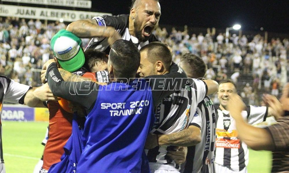 Goleada clásica: For Ever vapuleó a Sarmiento y se subió a la cima