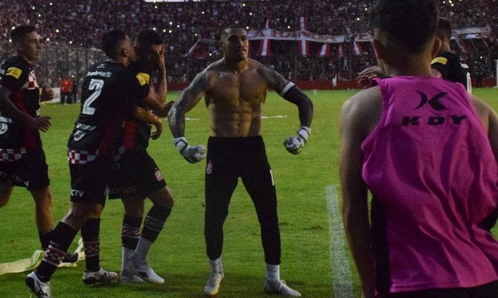 Final infartante: El Santo lo igualó con un cabezazo de Arce