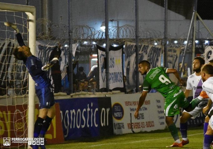 Ferro venció al Gasolero y lo dejó sin punta