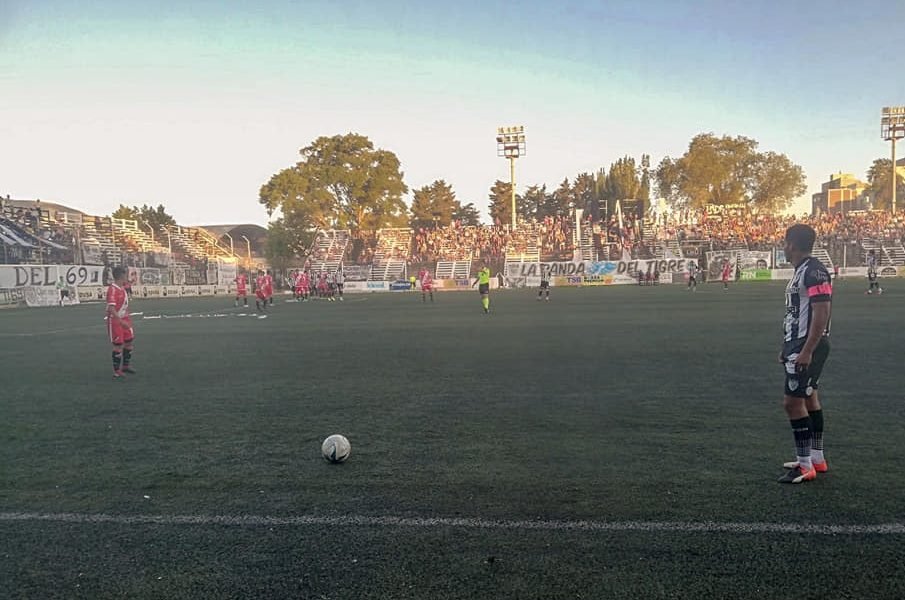 Cipolletti no pudo con Maipú y cayó como local