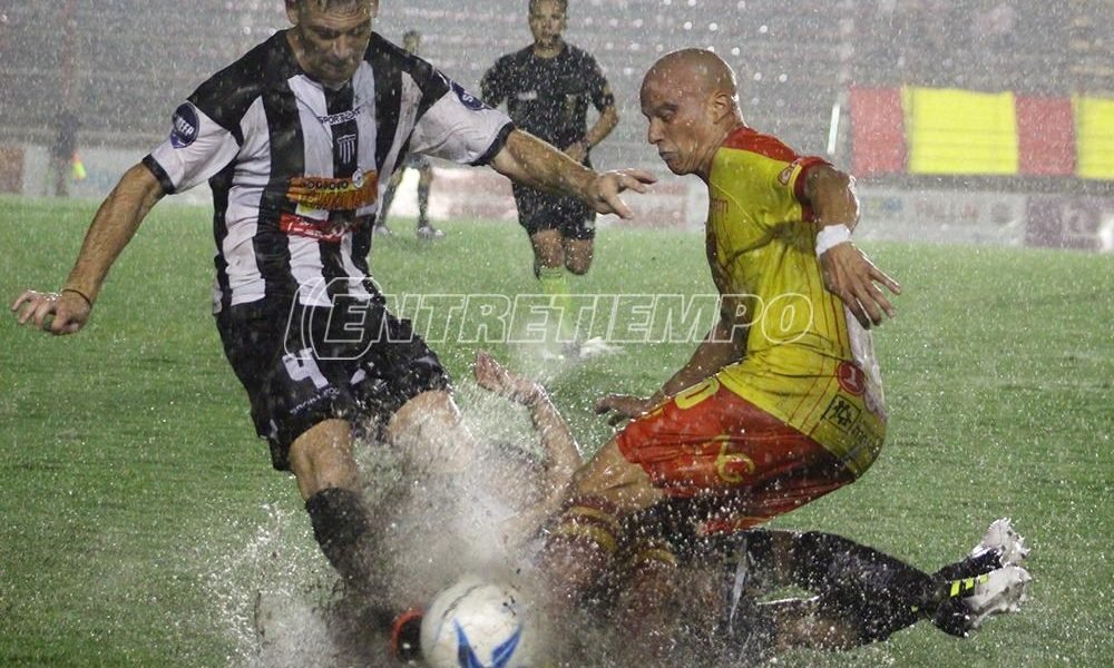 Clásico de Chaco: For Ever festejó el empate agónico bajo la lluvia