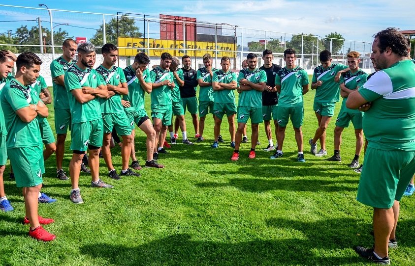 Villa Mitre suma un lateral derecho