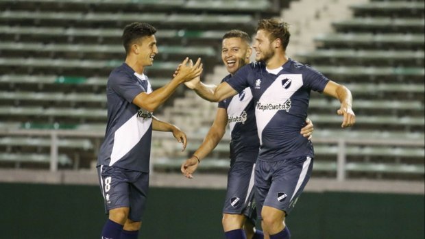 Alvarado superó a Barracas y escala posiciones