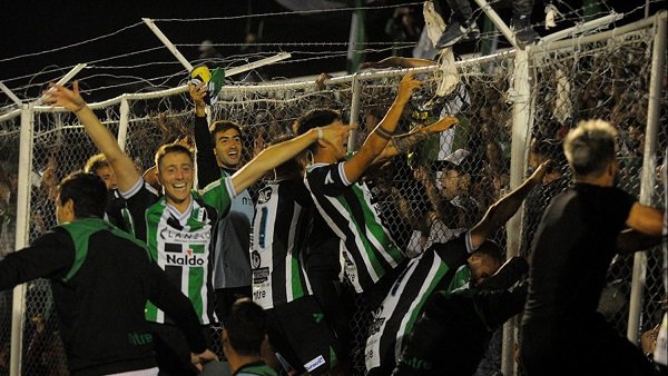Pese a los fatales incidentes, se jugó el clásico y fue para Villa Mitre
