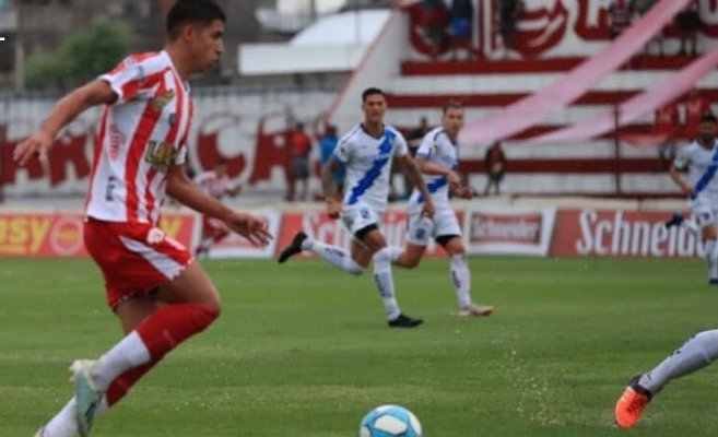 Pese a un polémico arbitraje, La Banda se llevó un empate ante Barracas