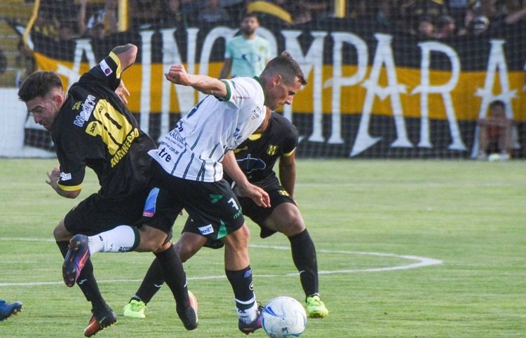 Deportivo Madryn y Villa Mitre igualaron en un cotejo bastante parejo
