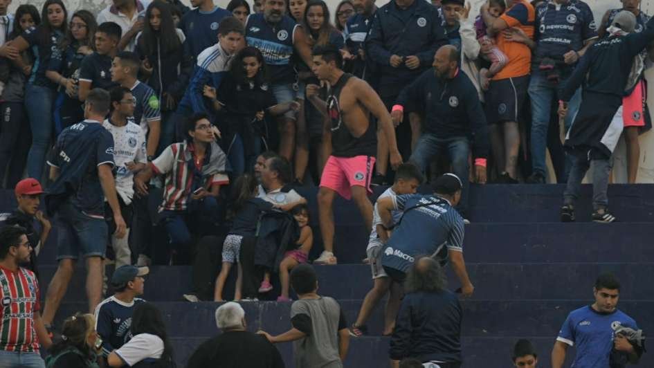 Caos en Independiente Rivadavia-Atlanta: peleas entre barras con cuchillos, armas y juego suspendido