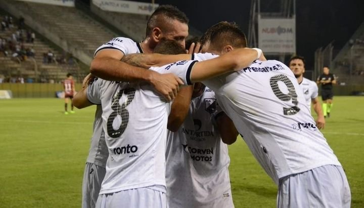Fuerte en Salta: Central derrotó a Douglas por la mínima
