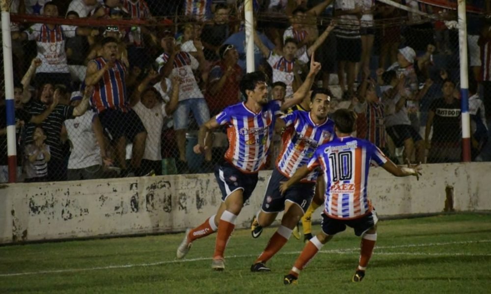 Peñarol goleó a Olimpo y se alejó un poco más del fondo