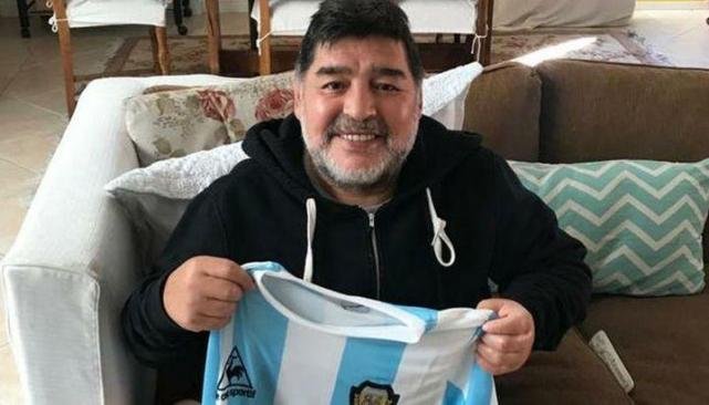 Juventud Antoniana subasta una camiseta de Maradona para salir de la crisis