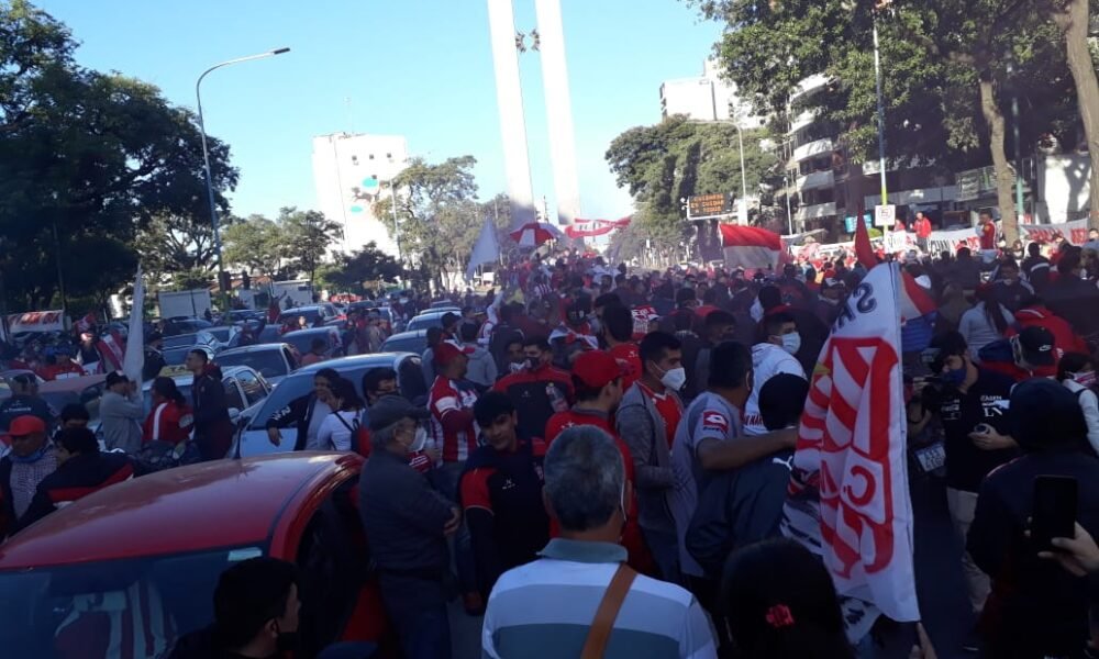Hinchas de San Martín de Tucumán rompieron la cuarentena para hacer un banderazo en contra de la AFA