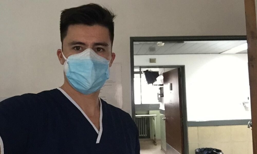 Cristian Moyano: los guantes de Totoras que contienen los pelotazos de la pandemia