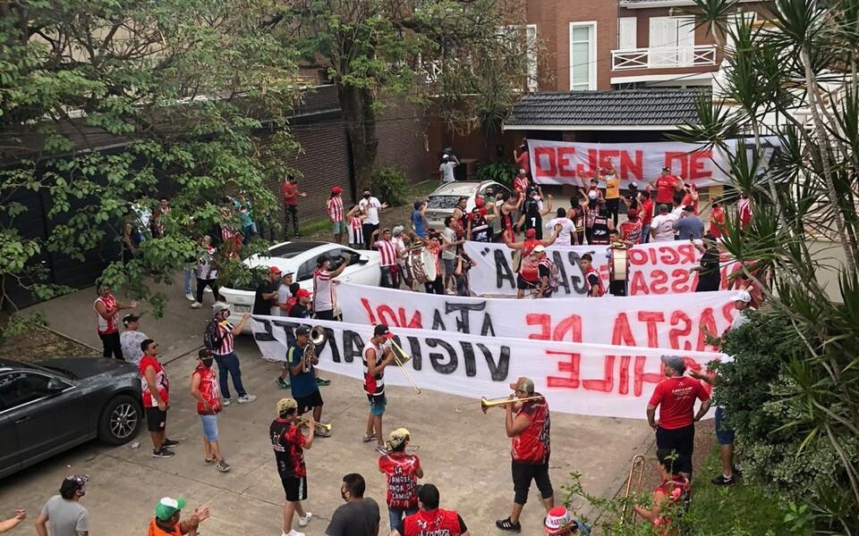 Escrache y protesta contra la AFA en la casa de Guillermo Raed
