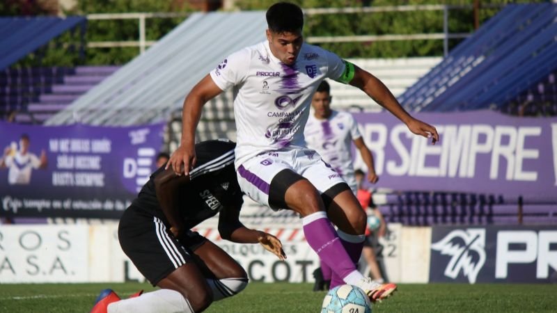 Villa Dálmine y Alvarado se repartieron los puntos