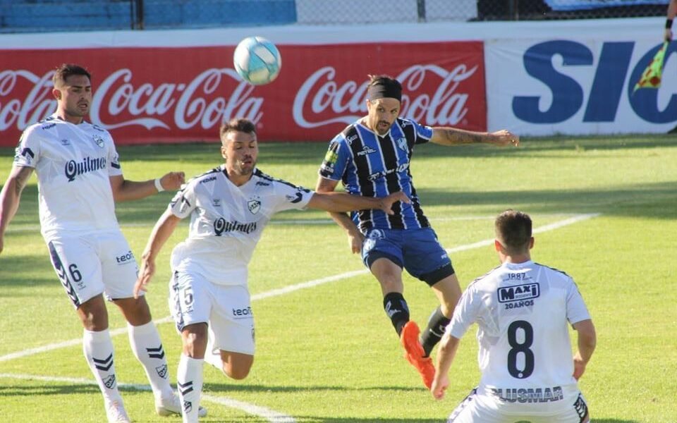 Quilmes le sacó el invicto a Almagro y trepó a la punta
