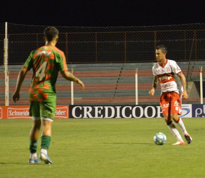 Morón se quedó con la victoria ante Estudiantes en el descuento