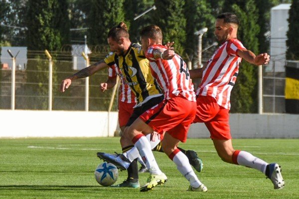 Deportivo Madryn volvió a la victoria ante Sansinena y sueña con el ascenso