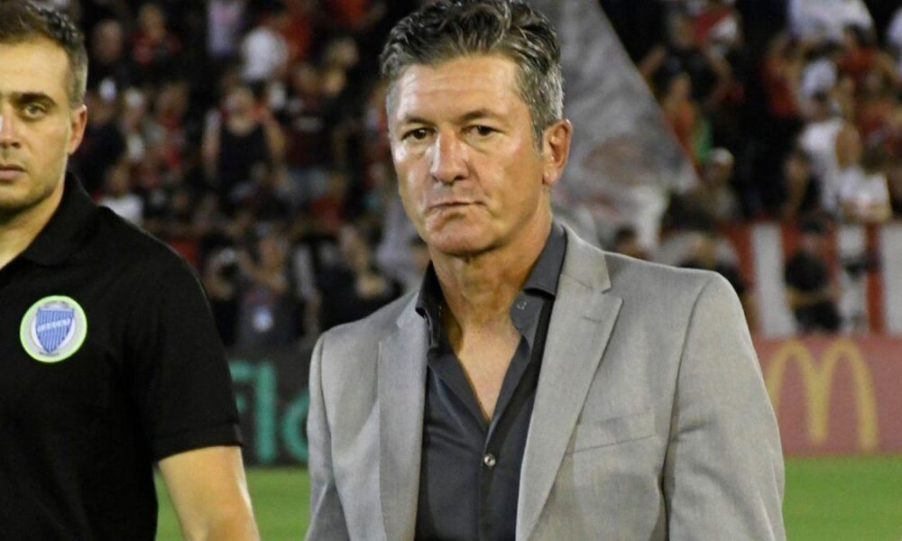 Tras la partida de Delfino, Sciacqua se transformó en el nuevo entrenador de Sarmiento