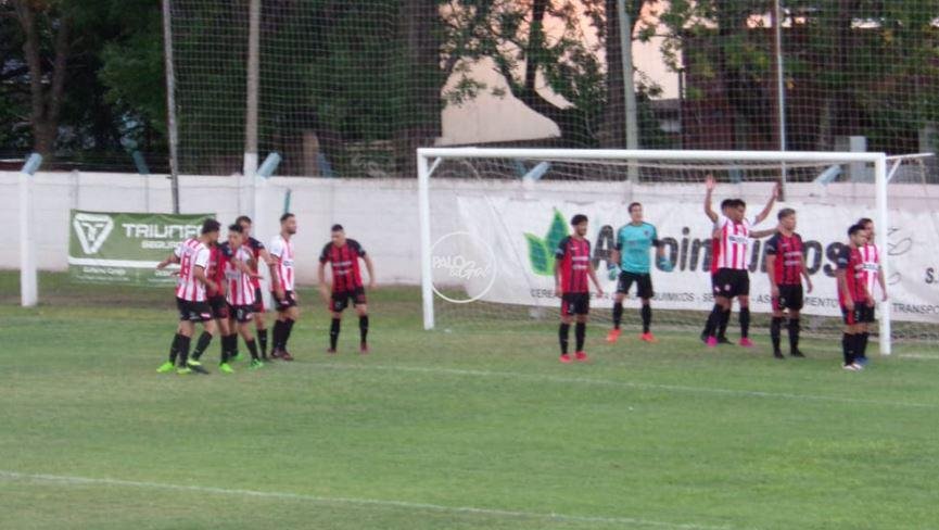 Atlético Carcarañá goleó a 9 de Julio y es líder en la zona