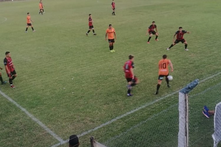 «El Negro» se volvió a lucir y venció 3-0 a ADIUR