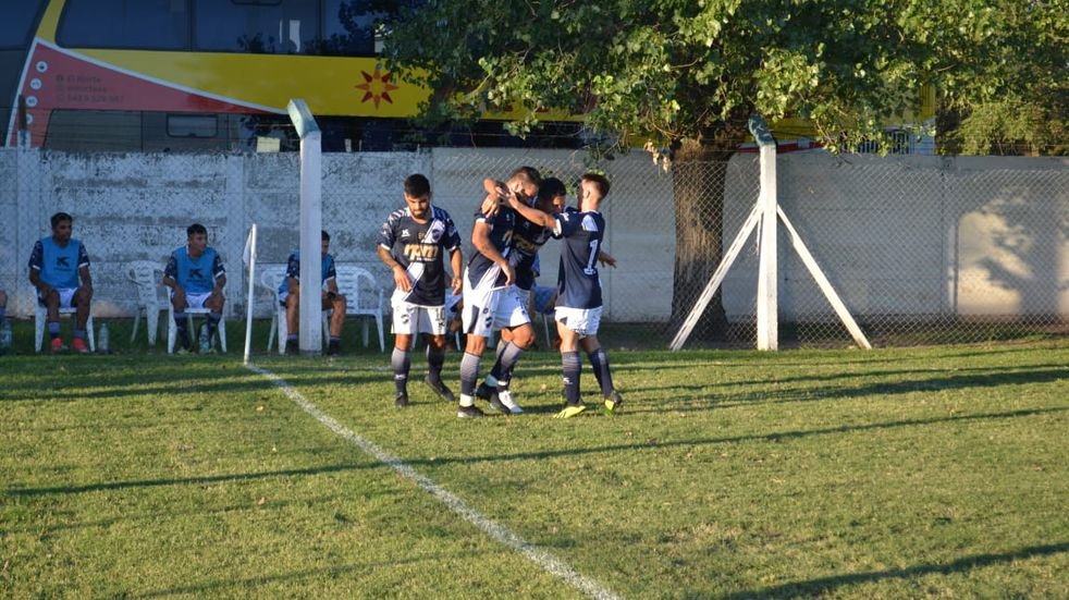 En un partidazo, Ben Hur empató con Atlético Carcarañá que mantiene la punta