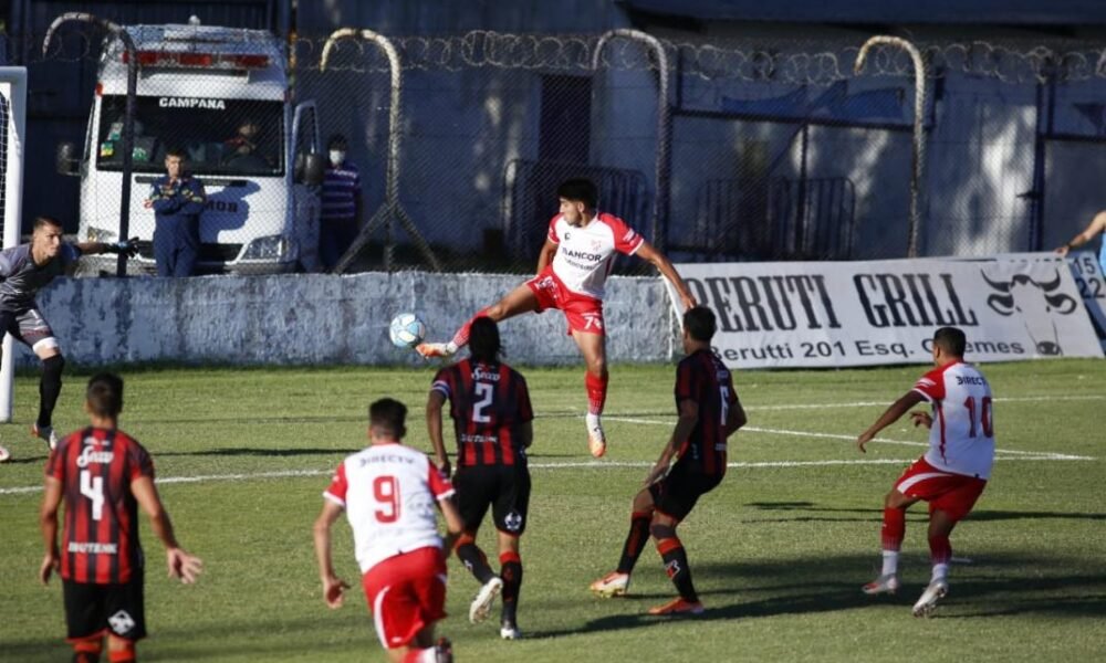 Instituto perdió con Defensores y seguirá jugando en la Primera Nacional