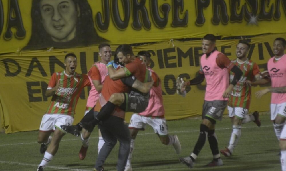 En un partidazo, Sportivo Las Parejas dio el batacazo y venció a Olimpo por penales