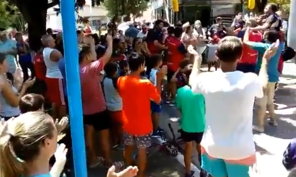 Con la frente en alto: Defensores fue recibido con aplausos en Pronunciamiento