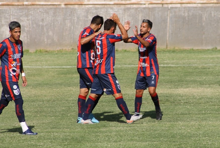 San Lorenzo goleó a Vélez e irá a Córdoba por Racing