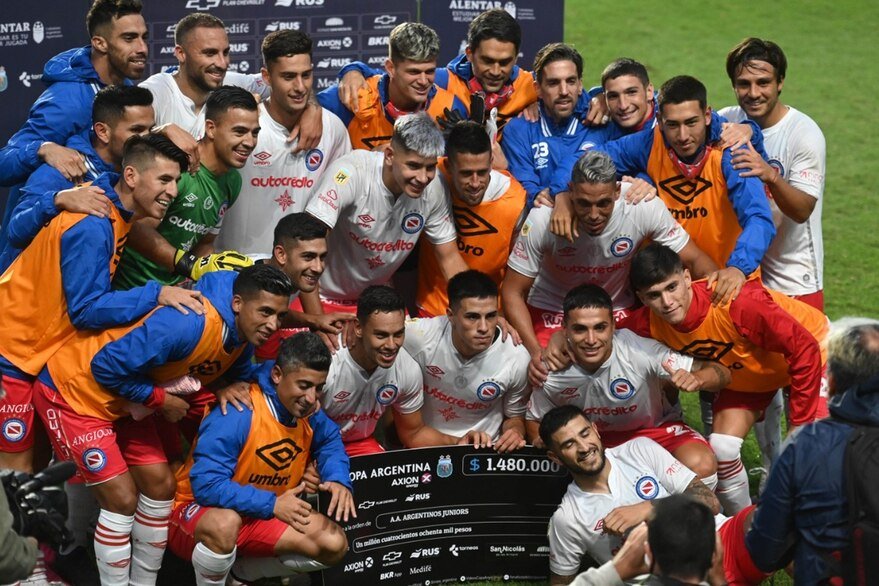 Fin de una serie invicta para Colón: Argentinos Juniors lo venció por 1-0 y pasó a los octavos de final