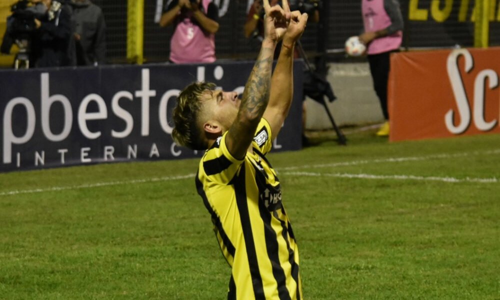 Almirante se quedó con el clásico ante Chicago