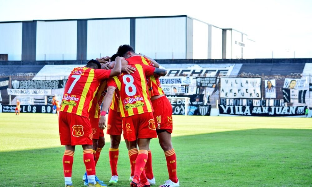 Sarmiento se quedó con el clásico chaqueño, bajó de la cima a For Ever y lo dejó sin invicto