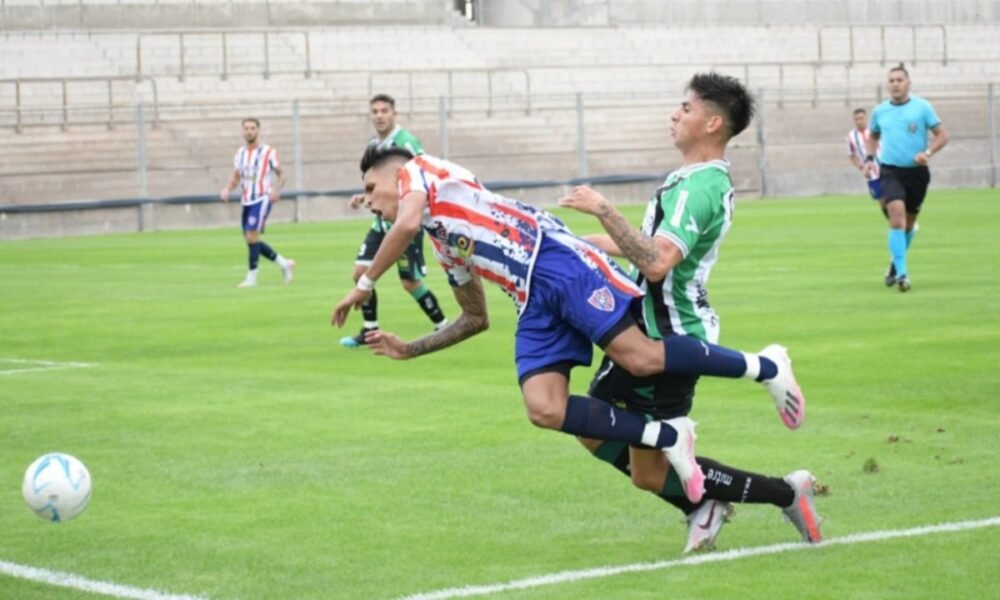 Peñarol no pasó del empate ante Villa Mitre en el Bicentenario