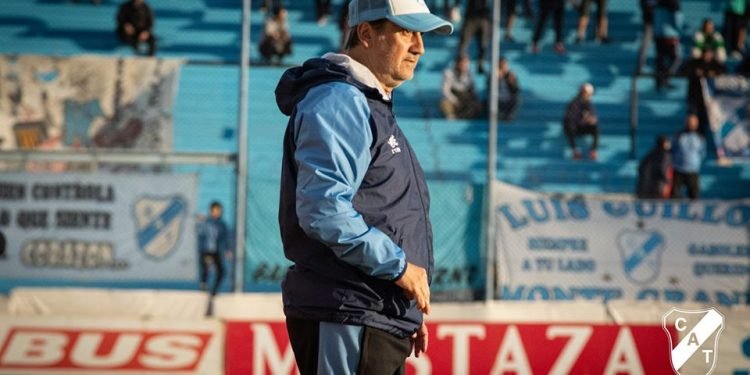 Walter Perazzo es el nuevo entrenador de Almagro