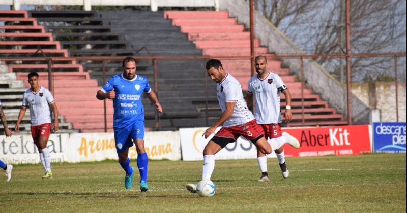 Douglas perdió con Gimnasia y Tiro de Salta y no sabe lo que es ganar en casa