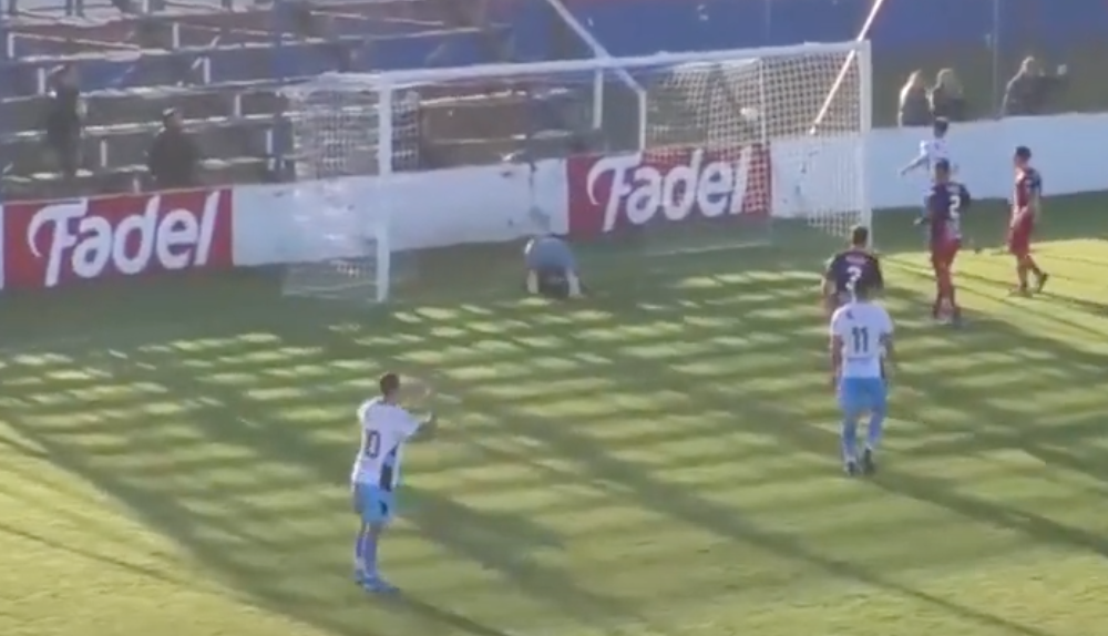 Racing cayó ante Defensores de Pronunciamiento, pero mantiene el liderazgo
