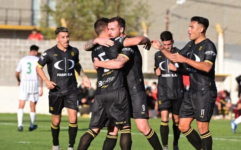 Deportivo Madryn ganó en Mendoza y es único puntero