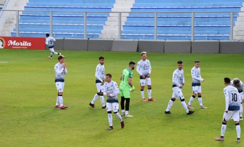 Barras de Independiente Rivadavia agredieron al plantel y dirigentes cuando volvían a Mendoza