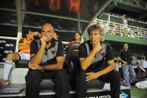 Robledo junto a Javier López dirigiendo la Primera División.