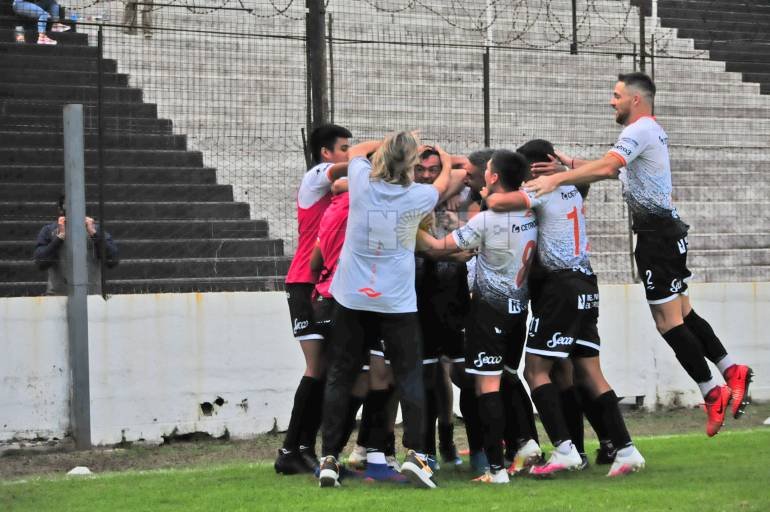 For Ever gritó victoria en el final con el empuje de “Cachilo” Santa Cruz