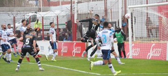 Ganó Barracas y sigue al acecho