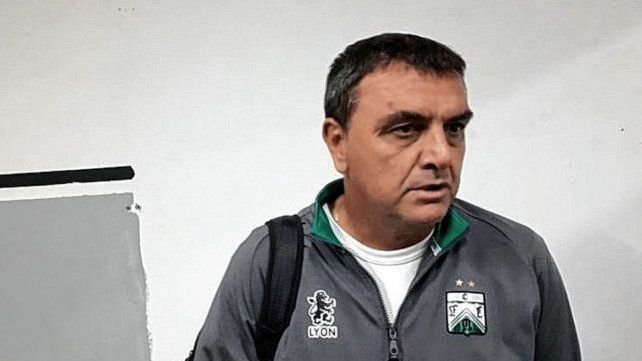 Tras la derrota, Diego Osella dejó de ser entrenador de Ferro