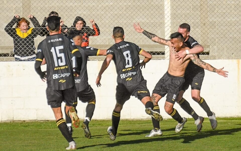 Deportivo Madryn venció sobre el final a Desamparados y se cortó en la cima