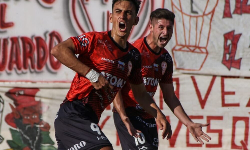 Bruno Nasta, el goleador del Federal A, define su futuro