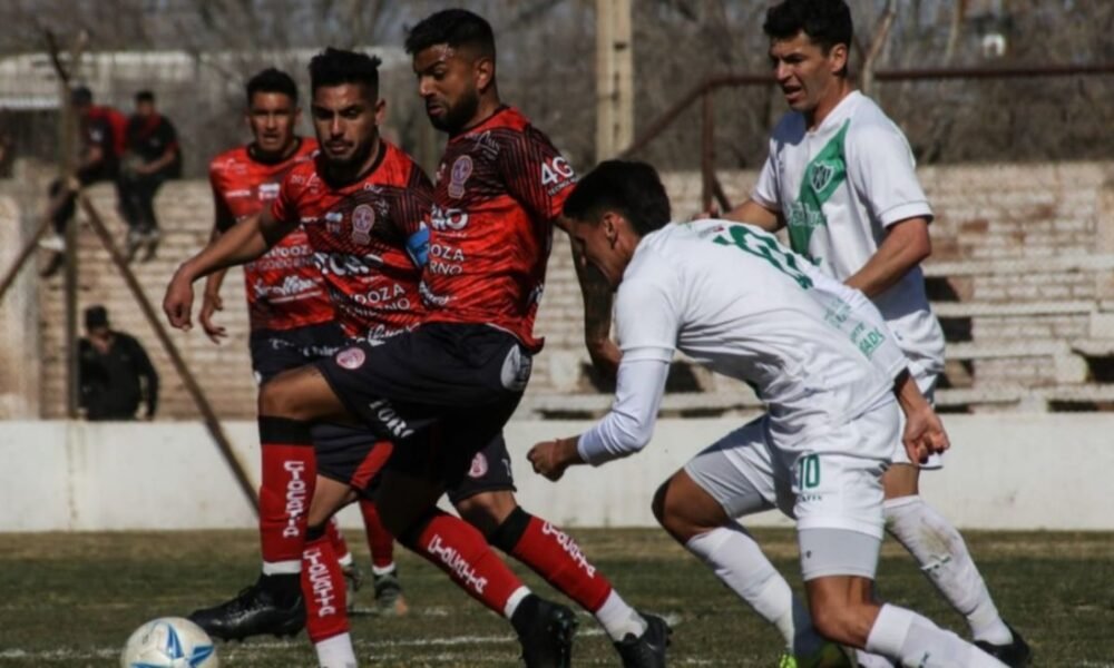 Huracán Las Heras venció 3-1 a Sportivo Desamparados (San Juan) y toma aire