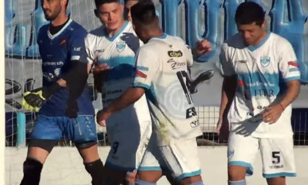 Con un gol sobre el final, el Lobo entrerriano se llevó un triunfo ante el Fogonero